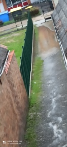 Foto: In der Verbindung - Gasse Gubener Str. zum NP Markt kann kein Wasser abfließen. 